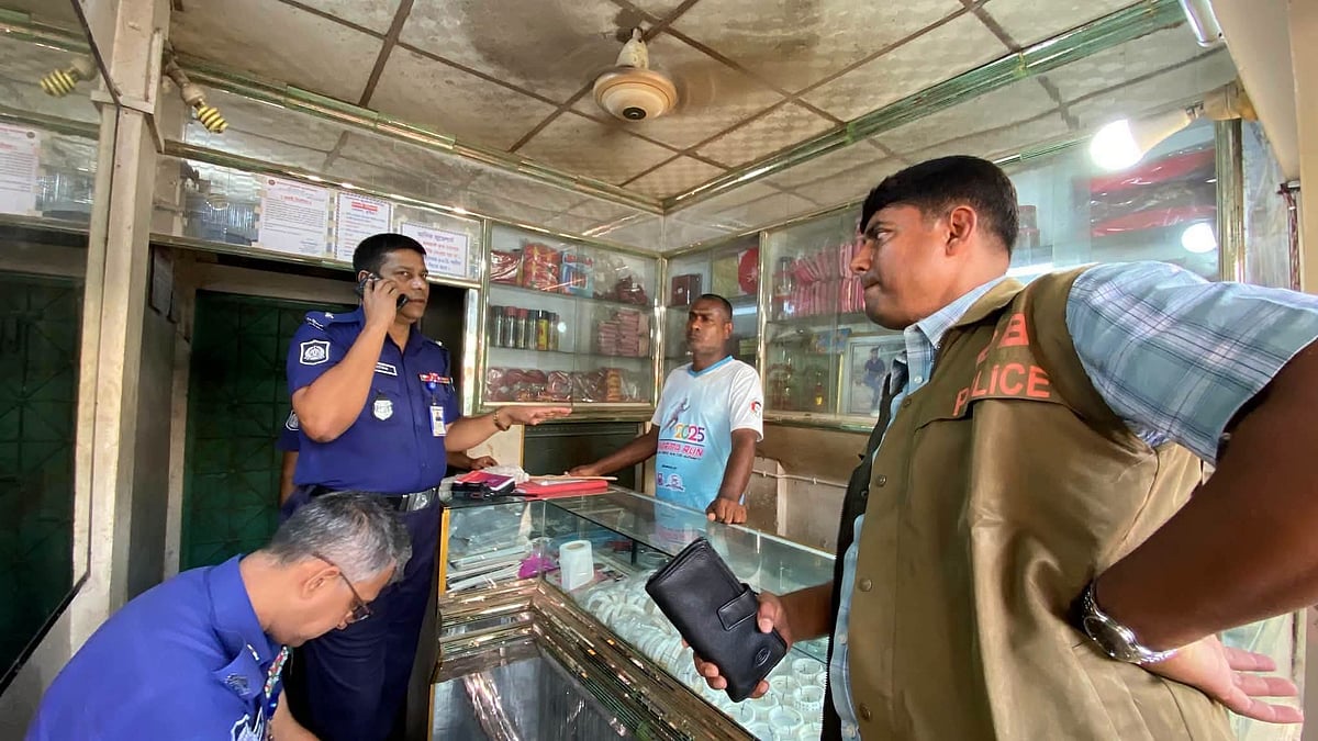 লুট হওয়া গয়নার দোকান পরিদর্শনে এসেছে পুলিশ। মঙ্গলবার বিকেলে কুষ্টিয়ার খোকসা উপজেলার একতারপুর বাজারে মানিক জুয়েলার্সে