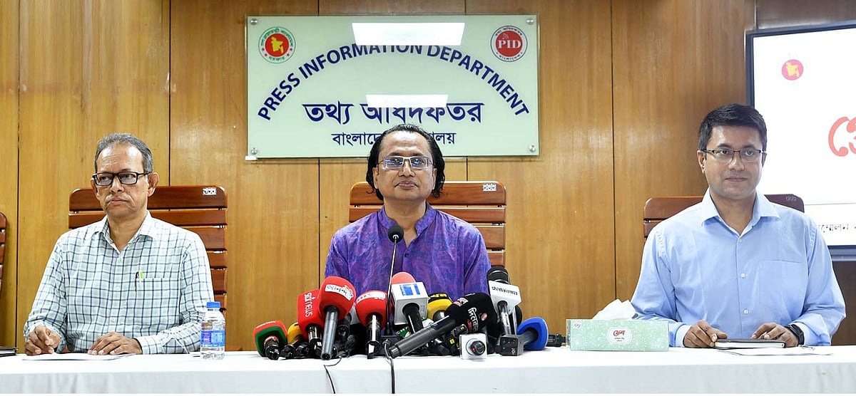 ইতালিতে বাঁধনের ওপর হামলার ঘটনা নিয়ে সাংবাদিকদের প্রশ্নের জবাব দেন তথ্য উপদেষ্টা জাহেদ উর রহমান। আজ মঙ্গলবার সচিবালয়ে সরকারের কর্মকাণ্ড জানাতে আয়োজিত সংবাদ সম্মেলনে