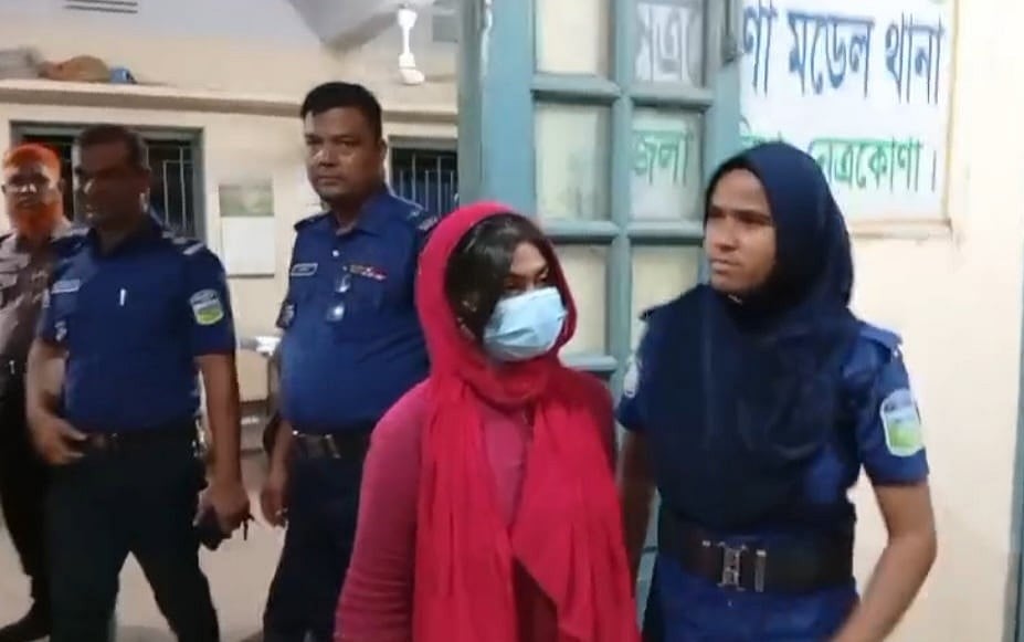 নেত্রকোনায় গ্রেপ্তার এনসিপি নেত্রী সাদিয়া আক্তার। গতকাল রাতে নেত্রকোনা মডেল থানায়