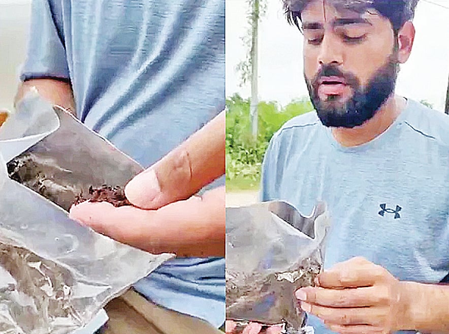 প্যাকেটের ভেতর গোবর দেখে হতভম্ব হয়ে পড়েন আকাশ