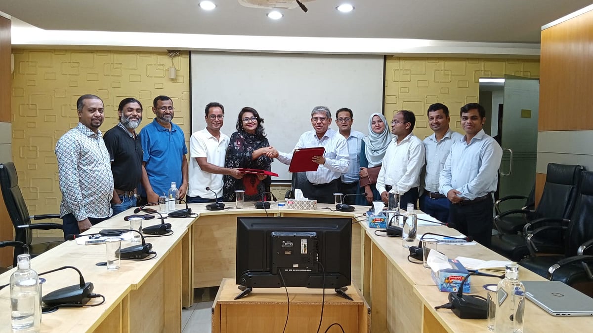 বিএফটিআই ও ইআরএফ ইনস্টিটিউটের মধ্যে সমঝোতা স্মারক সই শেষে নথি বিনিময় করেন বিএফটিআইয়ের প্রধান নির্বাহী কর্মকর্তা মোস্তফা আবিদ খান এবং ইআরএফের সভাপতি দৌলত আক্তার মালা। কারওয়ান বাজার, ঢাকা। ৯ সেপ্টেম্বর ২০২৬