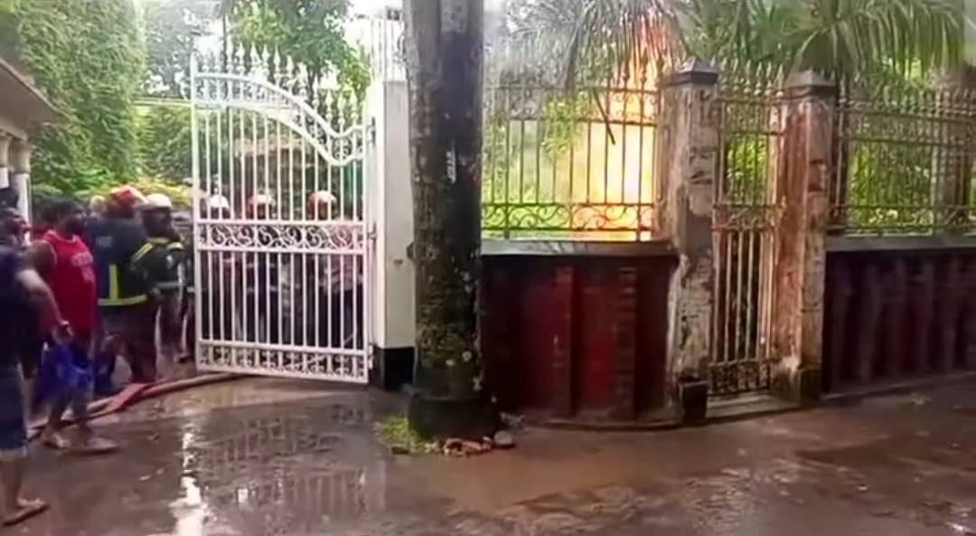 সিরাজগঞ্জে বজ্রপাতে বিদ্যুৎমন্ত্রী ইকবাল হাসান মাহমুদ টুকুর বাসভবনের গ্যাসলাইনে আগুন লাগে। আজ বুধবার দুপুরে শহরের হোসেনপুর আল-মাহমুদ সড়কে