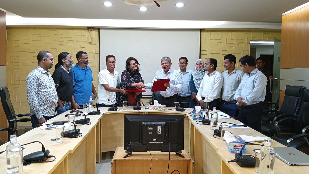 চুক্তি স্বাক্ষর অনুষ্ঠানে বিএফটিআইয়ের প্রধান নির্বাহী কর্মকর্তা (সিইও) মোস্তফা আবিদ খান এবং ইআরএফের সভাপতি দৌলত আকতার মালা ও সাধারণ সম্পাদক আবুল কাশেমসহ অন্যরা।  আজ বুধবার রাজধানীর কারওয়ান বাজারের টিসিবি ভবনে বিএফটিআইয়ের সম্মেলনকক্ষে