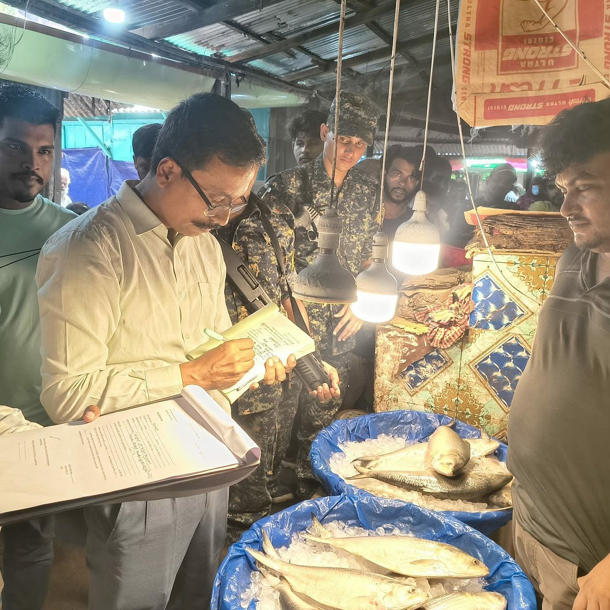 ব্রাহ্মণবাড়িয়ায় ইলিশ বিক্রির সময় ওজনে কারচুপি করায় এক বিক্রেতাকে ১ লাখ টাকা জরিমানা করা হয়েছে। বুধবার দুপুর ১২টার দিকে শহরের আনন্দ বাজারের মাছের আড়তে