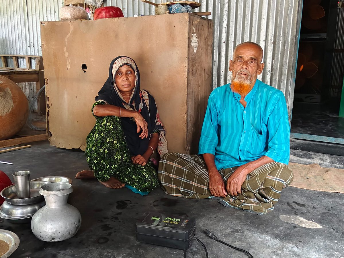 চুরি হয়ে গেছে ব্যাটারিচালিত ভ্যান। ঘরের বারান্দা চার্জার নিয়ে বসে আছেন বৃদ্ধ দম্পতি আব্দুল্লাহ ও মনোয়ারা। বুধবার দুপুরের কুষ্টিয়ার কুমারখালীর দক্ষিণ যদুবয়রা গ্রামে