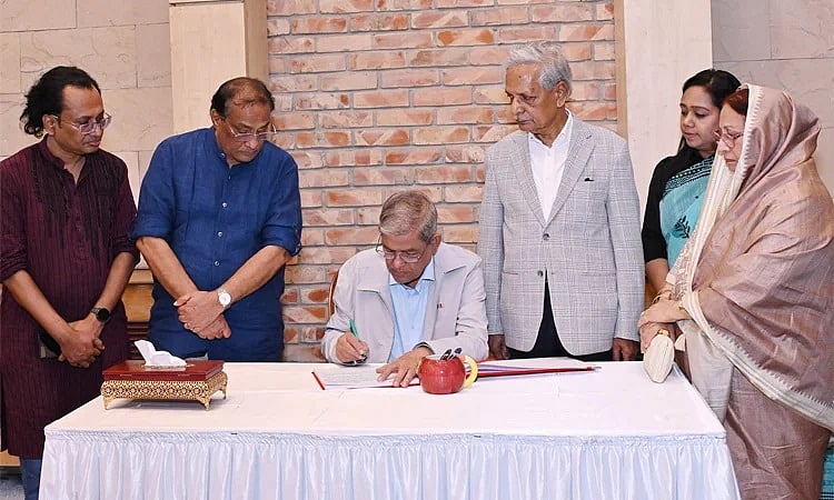 রাষ্ট্রপতি মির্জা ফখরুল ইসলাম আলমগীর গণভবনে জুলাই গণ–অভ্যুত্থান স্মৃতি জাদুঘরে পরিদর্শন বইয়ে স্বাক্ষর করেন। ৯ সেপ্টেম্বর ২০২৬
