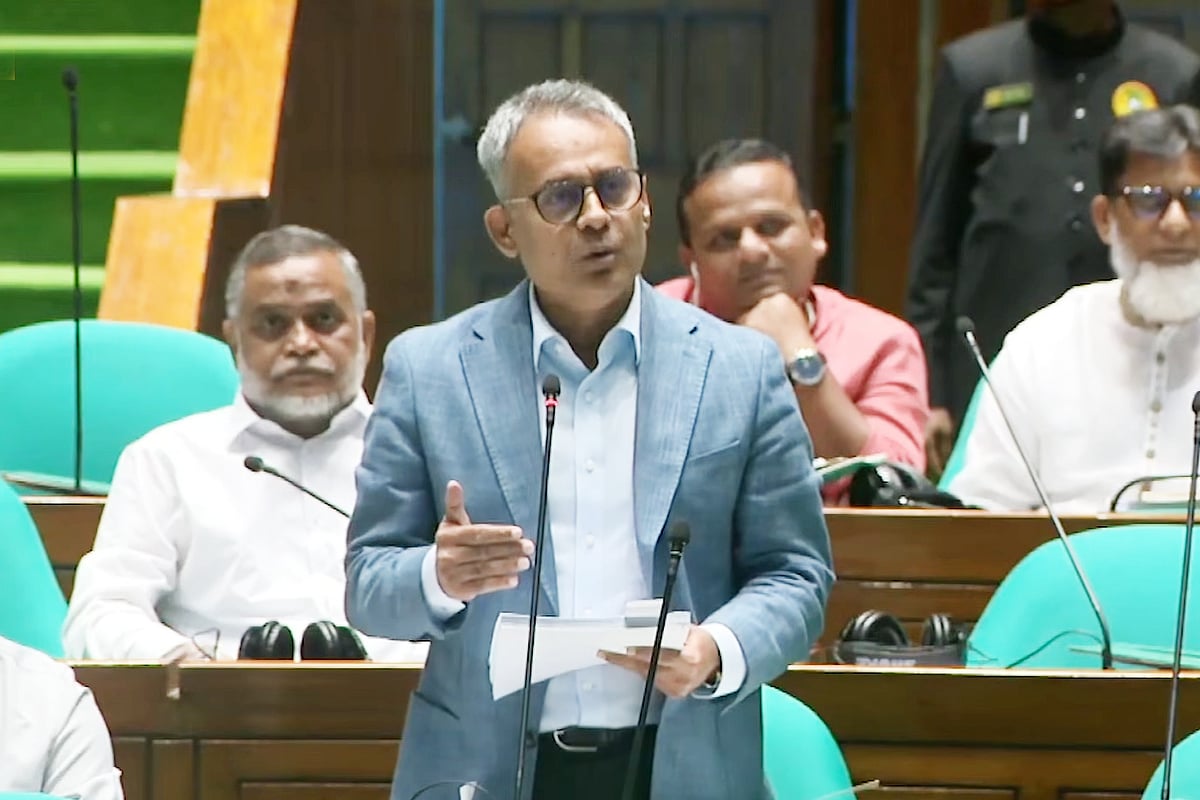 জাতীয় সংসদে সড়ক পরিবহন ও সেতুমন্ত্রী শেখ রবিউল আলম