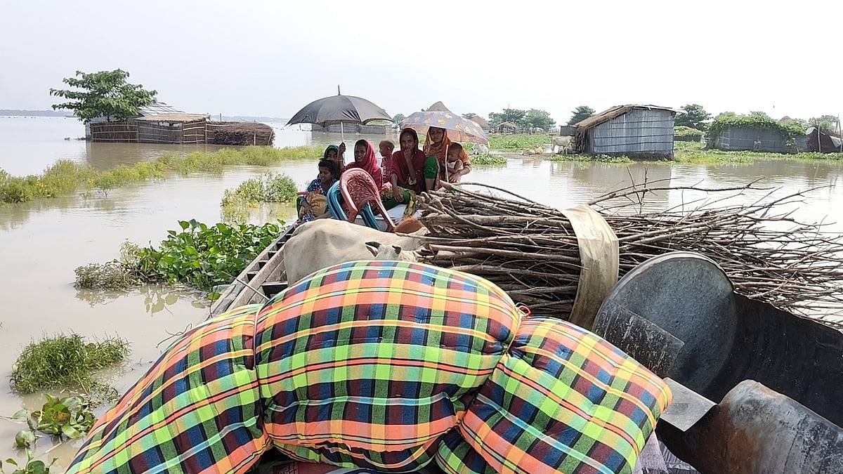 রাজশাহীর পবা উপজেলার চর খিদিরপুরের মিডিল চরে অনেক বাড়ির উঠান পানিতে তলিয়ে গেছে। কোনো কোনো বাড়ির উঠান শুকনো থাকলেও চারপাশে পানি। বুধবার দুপুরে
