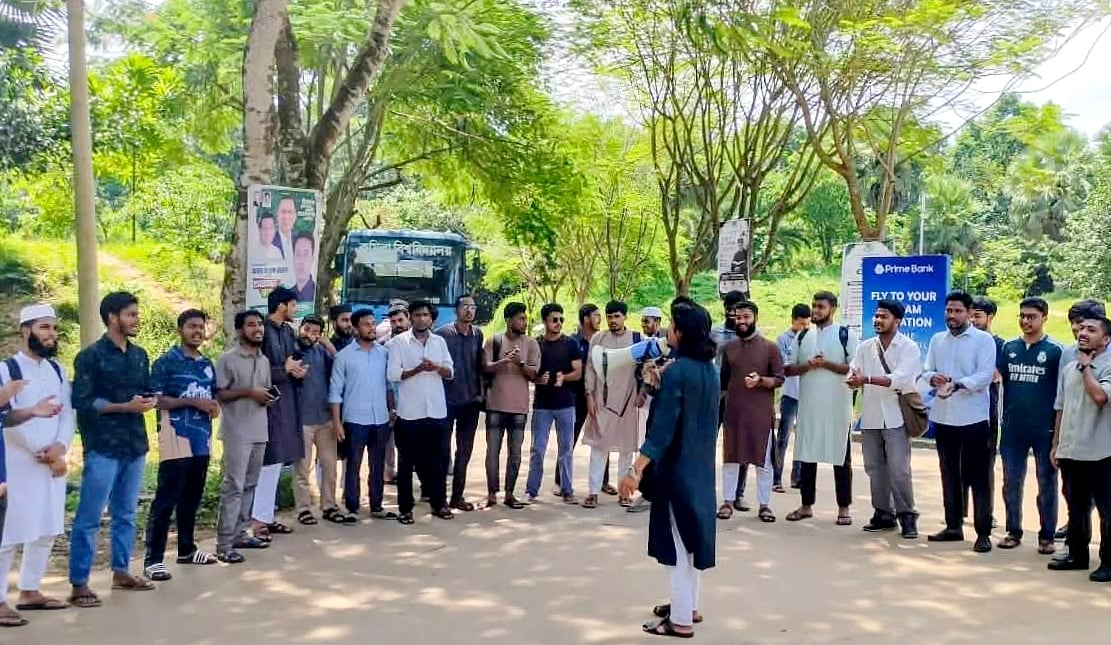 সরকারি চাকরিতে মৌখিক পরীক্ষায় নম্বর বাড়ানোর প্রস্তাবের প্রতিবাদে কুমিল্লা বিশ্ববিদ্যালয়ে শিক্ষার্থীদের মানববন্ধন। বুধবার বিশ্ববিদ্যালয়ের গোল চত্বরে