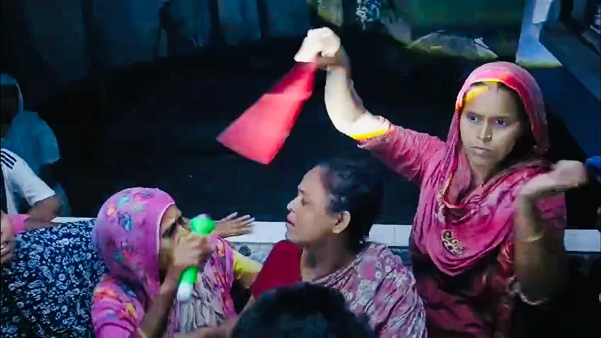 মাদারীপুরে প্রবাসীর স্ত্রীর রক্তাক্ত মরদেহ উদ্ধারের ঘটনায় স্বজনদের আহাজারি। গতকাল মঙ্গলবার রাতে সদর উপজেলার কালিকাপুর এলাকায়