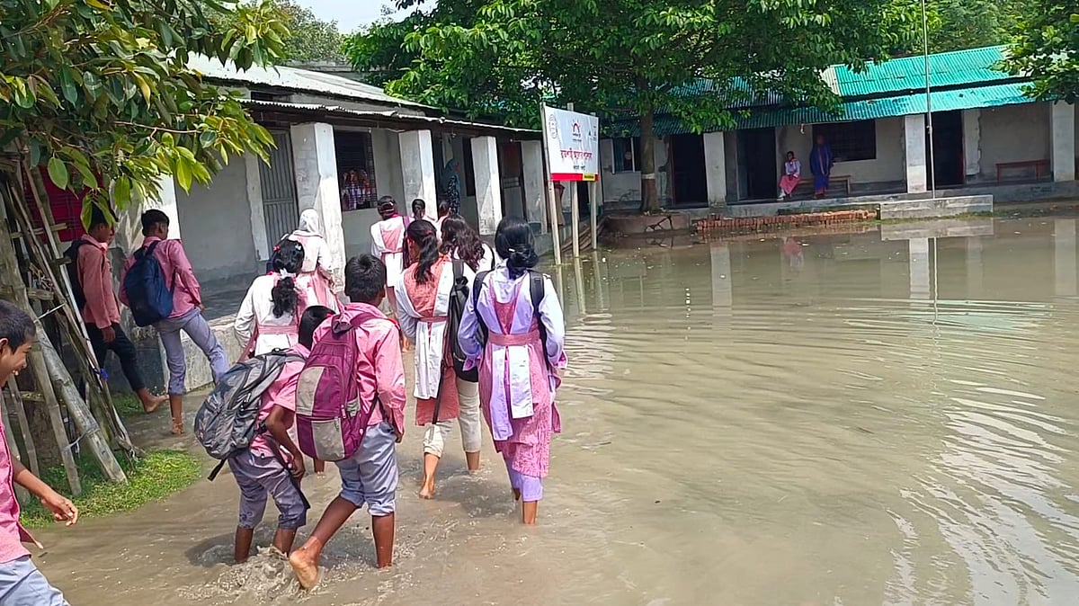 রাজশাহী আলোর পাঠশালার মাঠ পানিতে ডুবে গেছে। আজ বুধবার দুপুরে রাজশাহী নগরের তালাইমারি এলাকায়