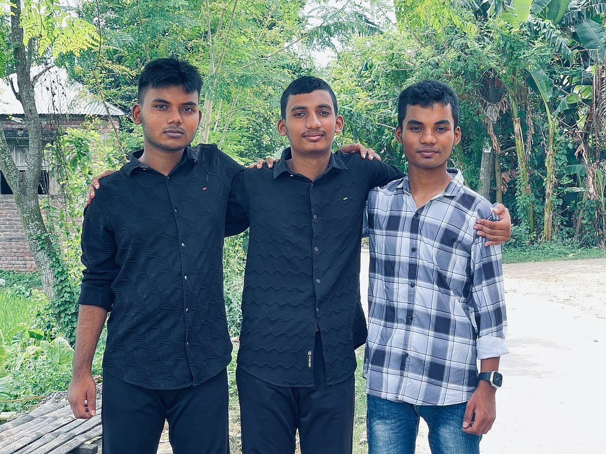 একসঙ্গে জন্ম নেওয়া তিন ভাই ফাহিম হোসাইন, ফরহাদ হোসাইন ও ফয়সাল হোসাইন। তারা এবারের এসএসসি পরীক্ষায় জিপিএ-৫ পেয়েছে