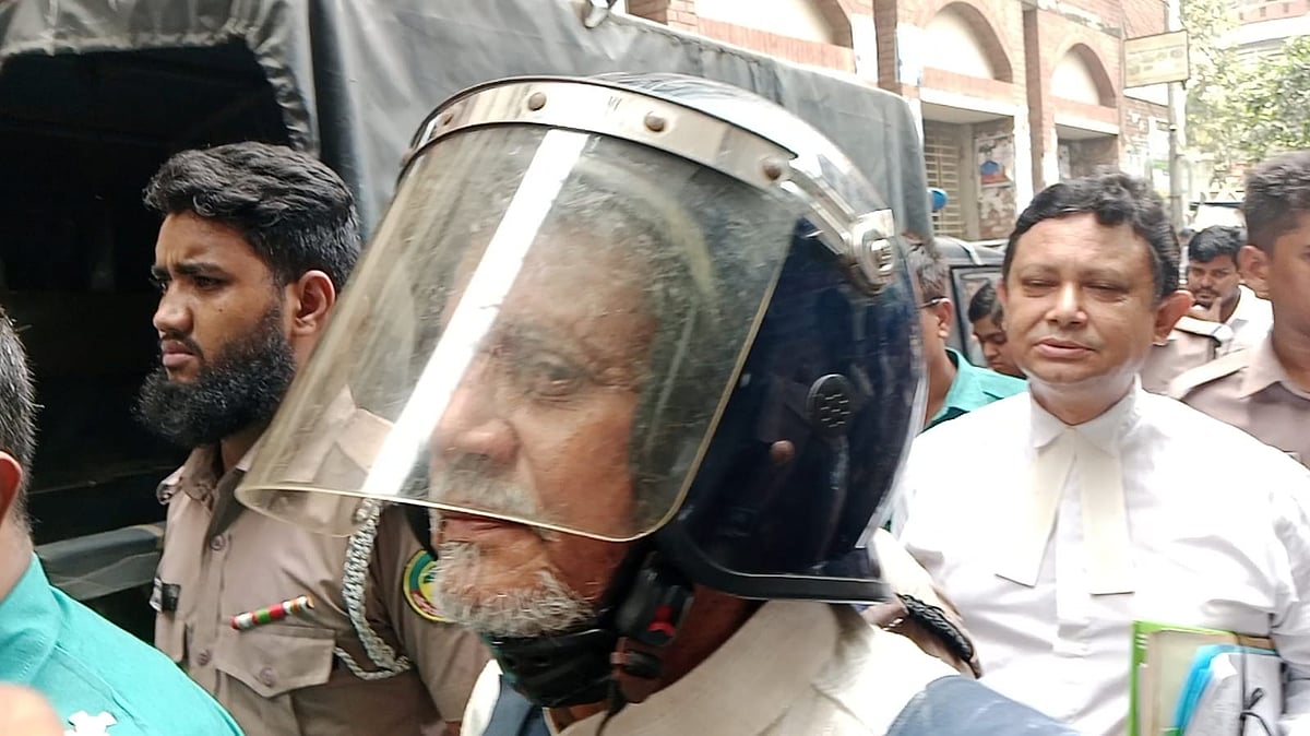 আদালতে শুনানি শেষে পুলিশি নিরাপত্তায় সাবেক সংসদ সদস্য আ স ম ফিরোজকে এজলাস থেকে হাজতখানায় নিয়ে যাওয়া হচ্ছে। ৯ সেপ্টেম্বর ২০২৬