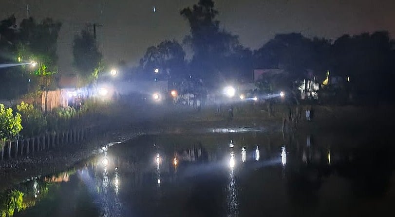 ব্রাহ্মণবাড়িয়ার সরাইল উপজেলা সদরে টর্চ লাইট জ্বালিয়ে কয়েক ঘণ্টা ধরে চলে দুই গ্রামের লোকজনের মধ্যে সংঘর্ষ। বুধবার রাত সাড়ে ৯টার দিকে তােলা ছবি