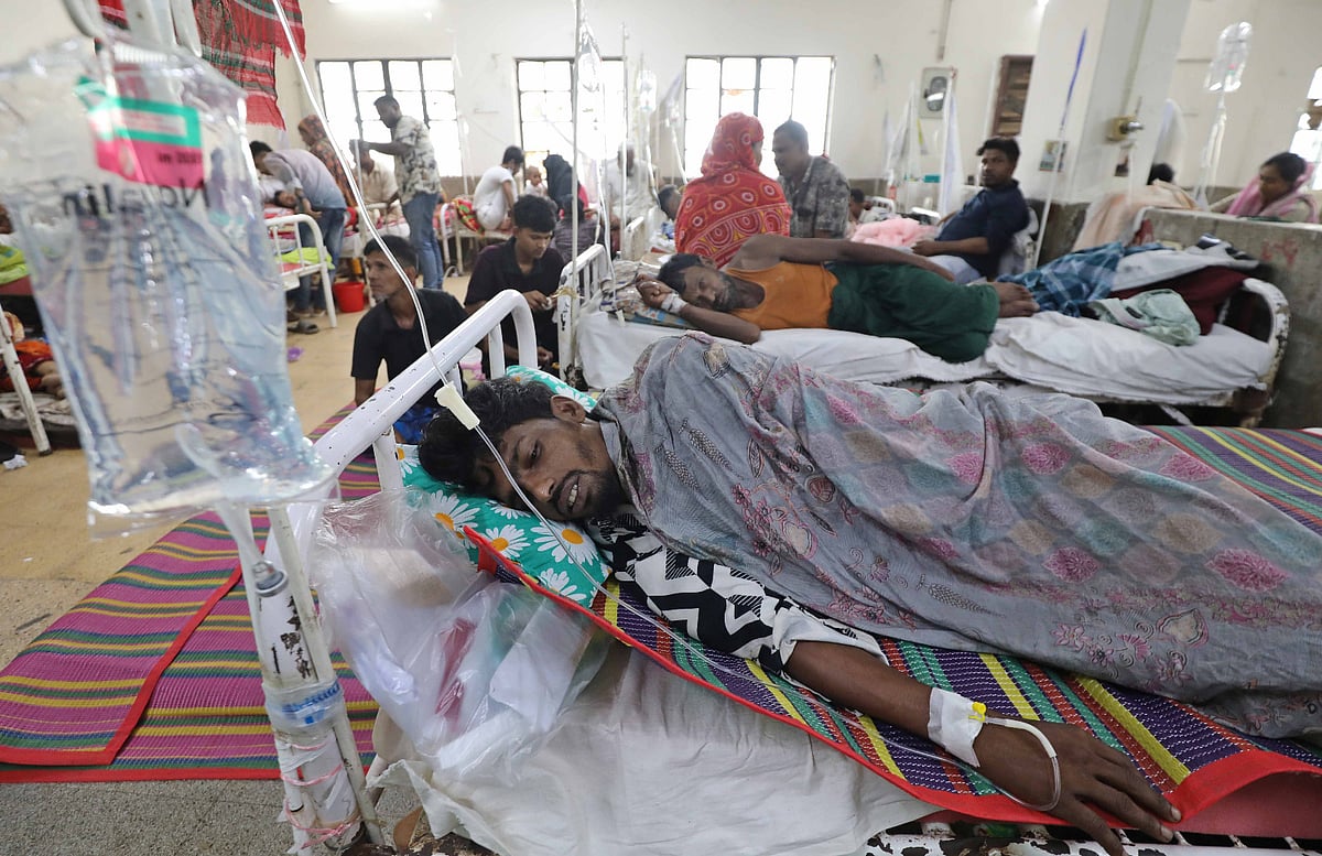 ডেঙ্গু আক্রান্ত মো. তারেককে চিকিৎসা দেওয়া হচ্ছে। গতকাল চট্টগ্রাম মেডিকেল কলেজ হাসপাতালে