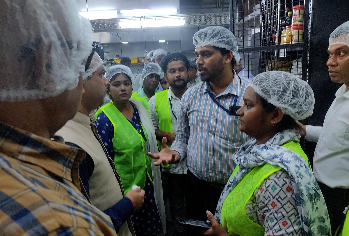 ক্রেতা সুরক্ষা সপ্তাহ উপলক্ষে কলকাতার একটি রেস্তোরাঁয় চলছে অভিযান