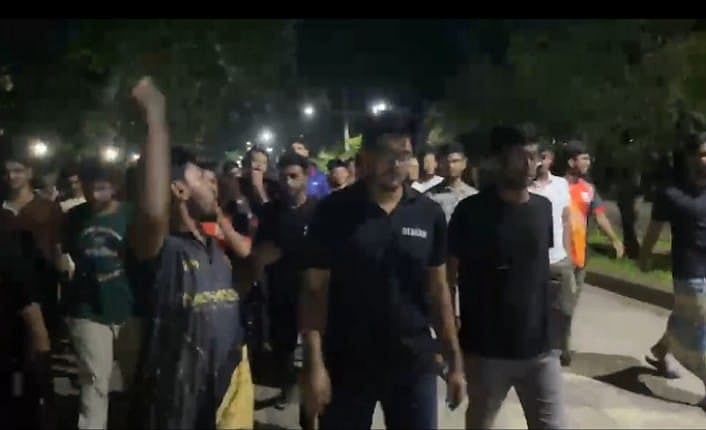 সরকারি চাকরির পরীক্ষার মৌখিকে নম্বর বাড়ানোর প্রস্তাবের প্রতিবাদে চট্টগ্রাম প্রকৌশল ও প্রযুক্তি বিশ্ববিদ্যালয়ে(চুয়েট) বিক্ষোভ করেন শিক্ষার্থীরা। গতকাল রাতে চুয়েট ক্যাম্পাসে