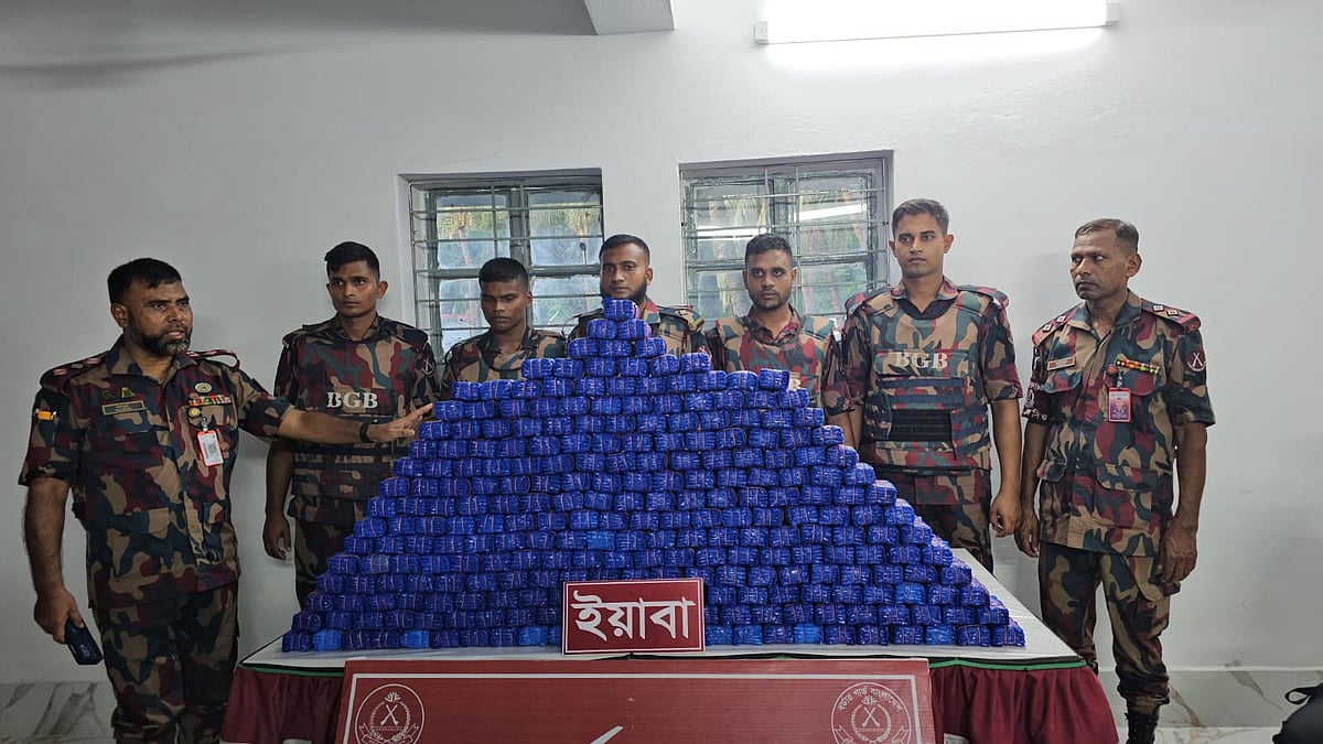 কক্সবাজারের টেকনাফের হ্নীলা সীমান্তে বিজিবির অভিযানে ১৪ লাখ ইয়াবার চালান জব্দ করা হয়। আজ বিকেলে