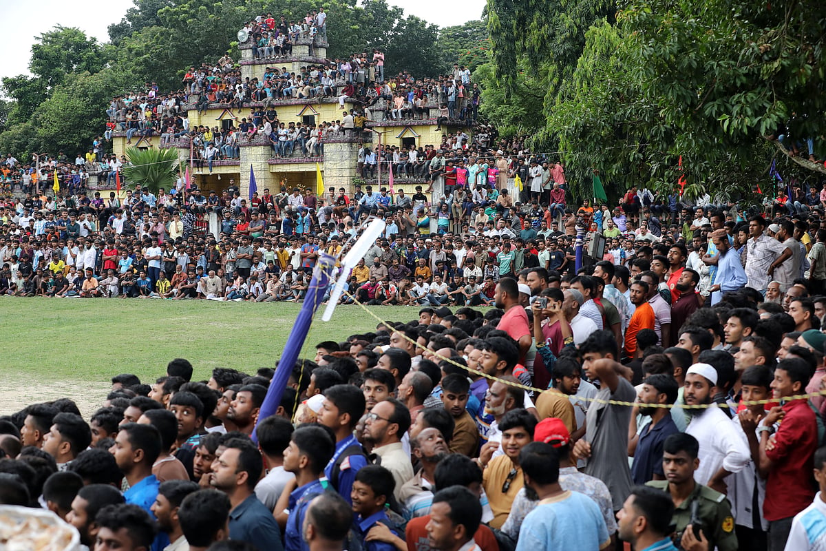 বগুড়া জেলা প্রশাসক গোল্ডকাপ ফুটবল টুর্নামেন্টের ফাইনাল খেলায় বগুড়া সদর দলকে হারিয়ে চ্যাম্পিয়ন হয় বগুড়া সিটি করপোরেশন একাদশ। সেই ফুটবল খেলা দেখতে মাঠজুড়ে শুধু দর্শক আর দর্শক। আজ বুধবার বিকেলে বগুড়ার শহীদ চান্দু স্টেডিয়াম–সংলগ্ন মাঠে