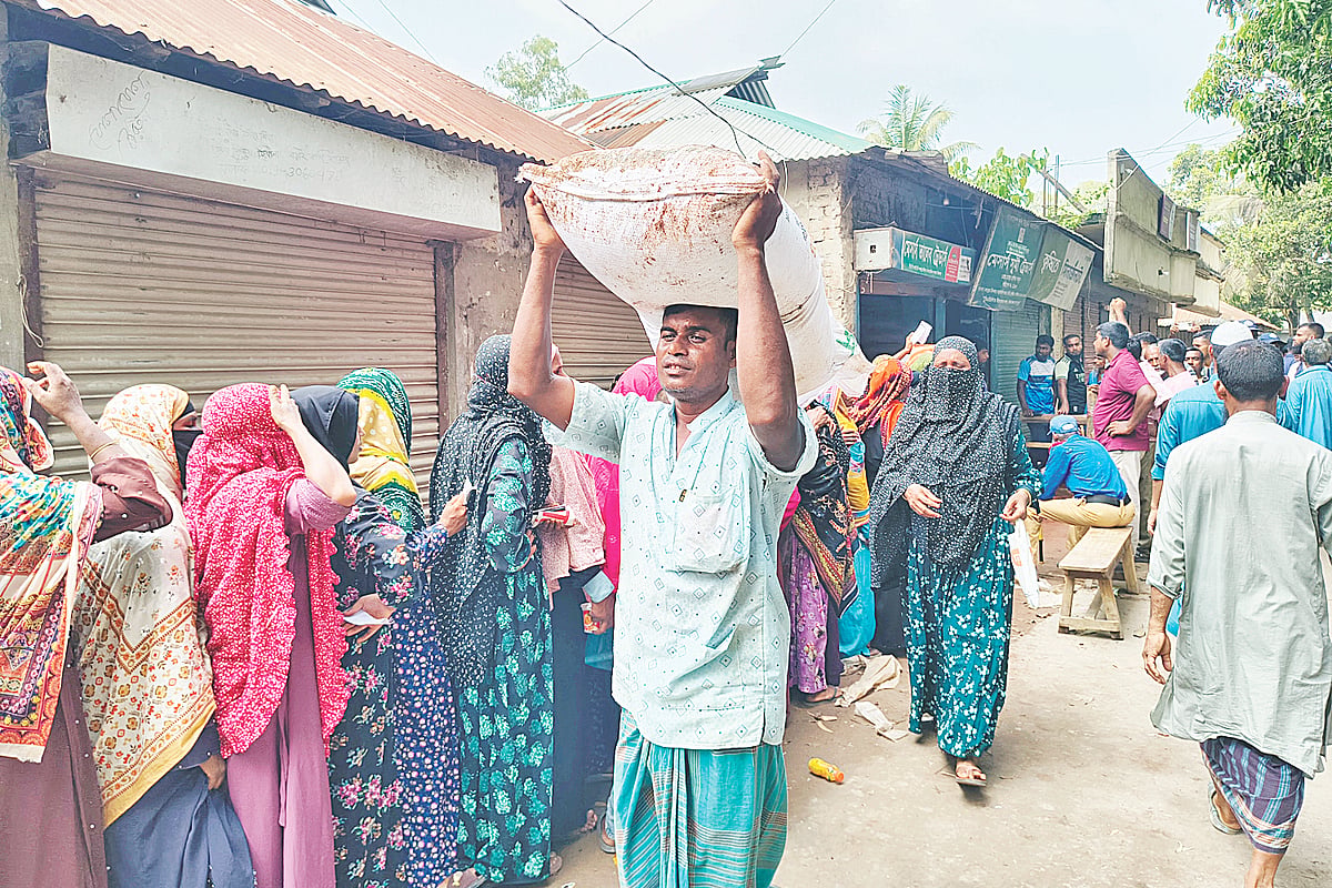 সার নিতে পরিবেশকের দোকানের সামনে স্লিপ হাতে কৃষকদের দীর্ঘ সারি। গতকাল দুপুরে কুড়িগ্রামের রৌমারী উপজেলার বড়াইবাড়ি বাজারে