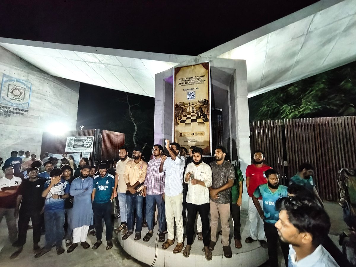 সরকারি চাকরির পরীক্ষায় মৌখিক পরীক্ষায় নম্বর বাড়ানোর সিদ্ধান্ত বাতিলের দাবিতে রংপুরে বেগম রোকেয়া বিশ্ববিদ্যালয়ে শিক্ষার্থীদের সমাবেশ। গতকাল বুধবার রাতে বিশ্ববিদ্যালয়ের প্রধান ফটকের সামনে