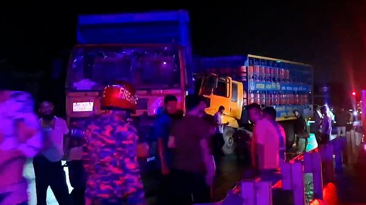 কাভার্ড ভ্যানকে ট্রাকের ধাক্কা, গাড়ি কেটে চালক উদ্ধার