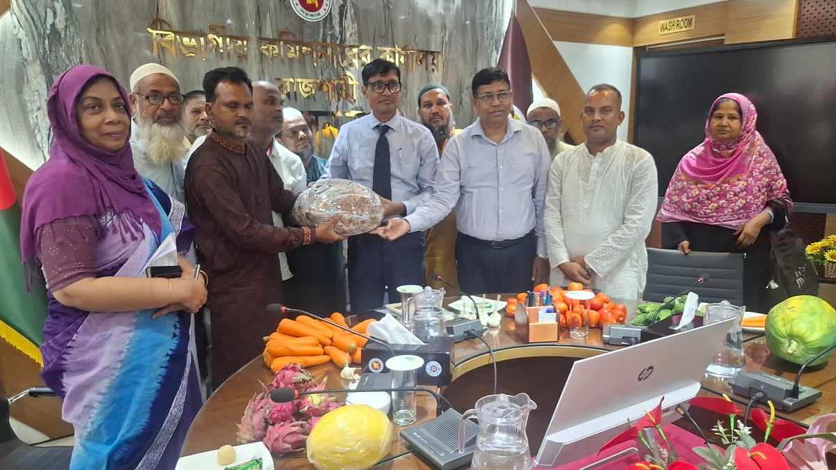 রাজশাহী বিভাগীয় কমিশনার মো. ইউসুফ আলীকে পাবনা ও নাটোরের ৩৮ জন কৃষক ১৬ কেজির ওলকচুসহ নিজেদের উৎপাদিত ৫২ পদের ফলমূল ও সবজি দিয়ে শুভেচ্ছা জানান