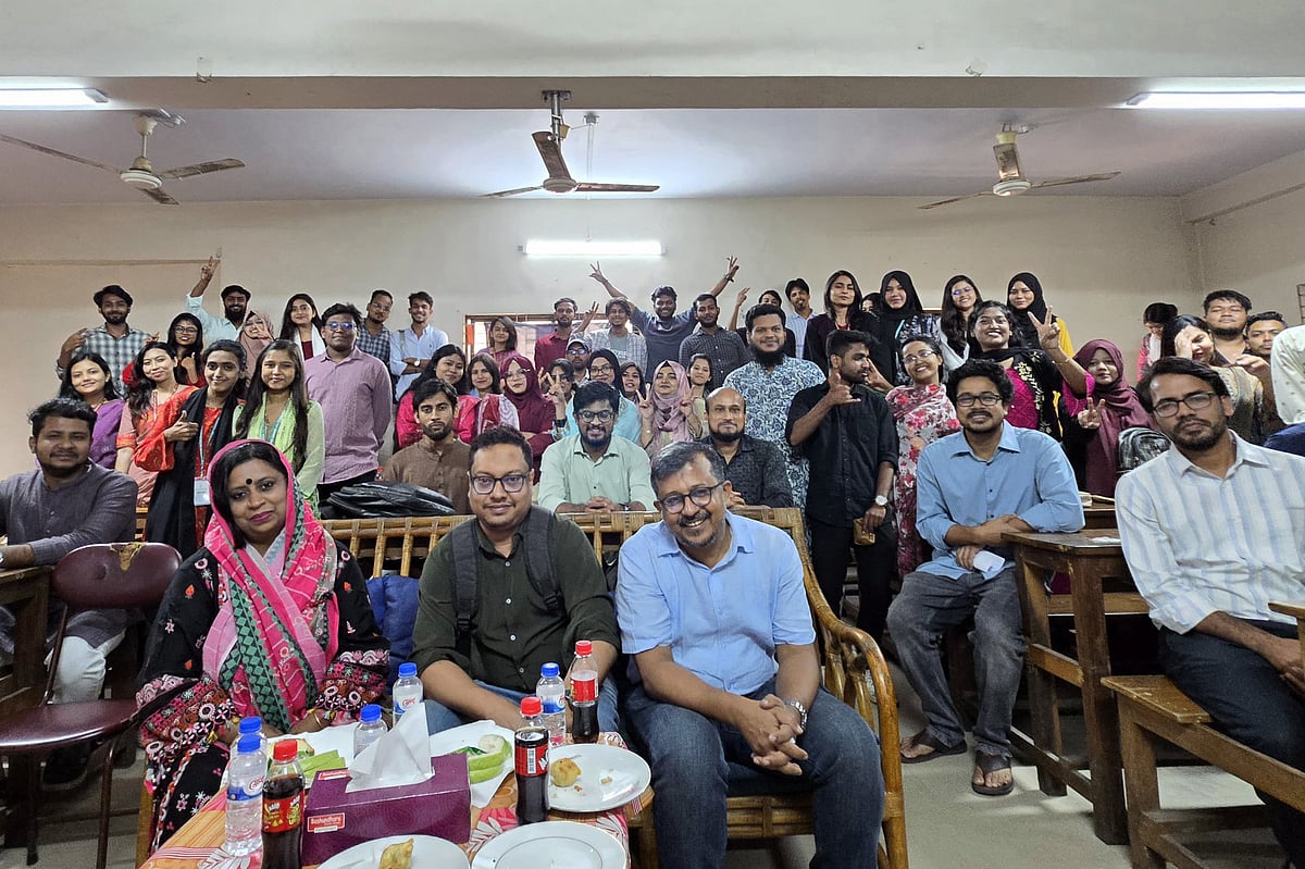 ‘ধর্মীয় সামাজিকীকরণে সময়, স্থান ও প্রতিষ্ঠানের ভূমিকা: একটি এথনোগ্রাফিক গবেষণা’ শীর্ষক সেমিনারে আলোচক ও শিক্ষার্থীরা। রাজধানীর পুরান ঢাকার শেখ বোরহানুদ্দীন পোস্টগ্র্যাজুয়েট কলেজ, ১০ সেপ্টেম্বর