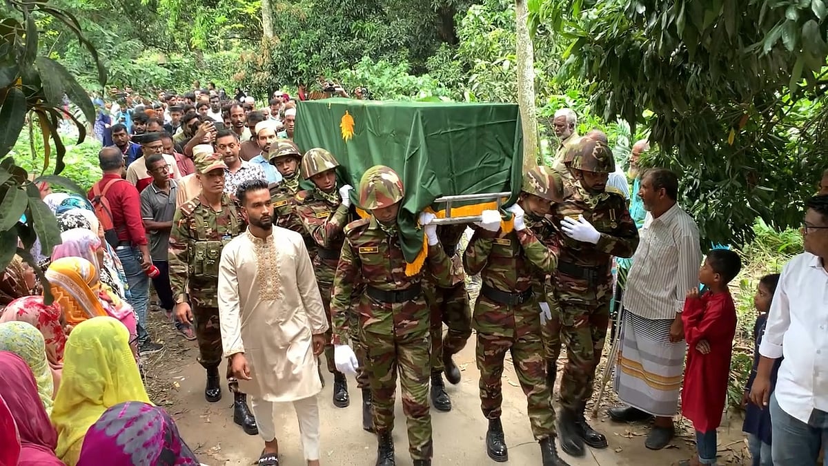 অনুশীলনে দুর্ঘটনায় নিহত সেনাসদস্য মো. তাসনিম রিফায়াতের মরদেহ দাফনের জন্য নিয়ে যাচ্ছেন সহকর্মীরা। আজ বৃহস্পতিবার বেলা দুইটার দিকে রাজশাহীর পবা উপজেলার বিন্দারামপুর গ্রামে