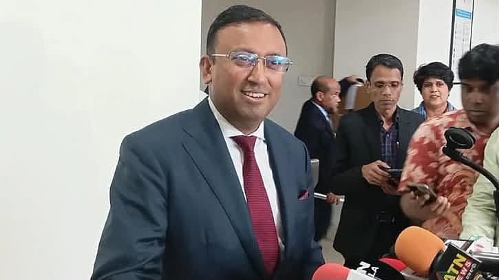 সাংবাদিকদের সঙ্গে কথা বলেন পররাষ্ট্র প্রতিমন্ত্রী হুমায়ুন কবির। রাজধানীর ফরেন সার্ভিস একাডেমিতে, ১০ সেপ্টেম্বর ২০২৬