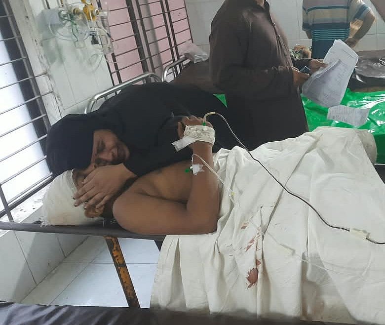 ট্রেন থেকে পড়ে বাঁ হাত ও বাঁ পা বিচ্ছিন্ন আবু হুরাইবা আজমীরকে জড়িয়ে তাঁর মা কুলসুম বেগমের আহাজারি
