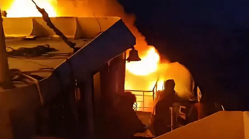 ফিলিপাইনের পালাওয়ান উপকূলে যাত্রীবোঝাই ফেরিতে আগুন জ্বলছে