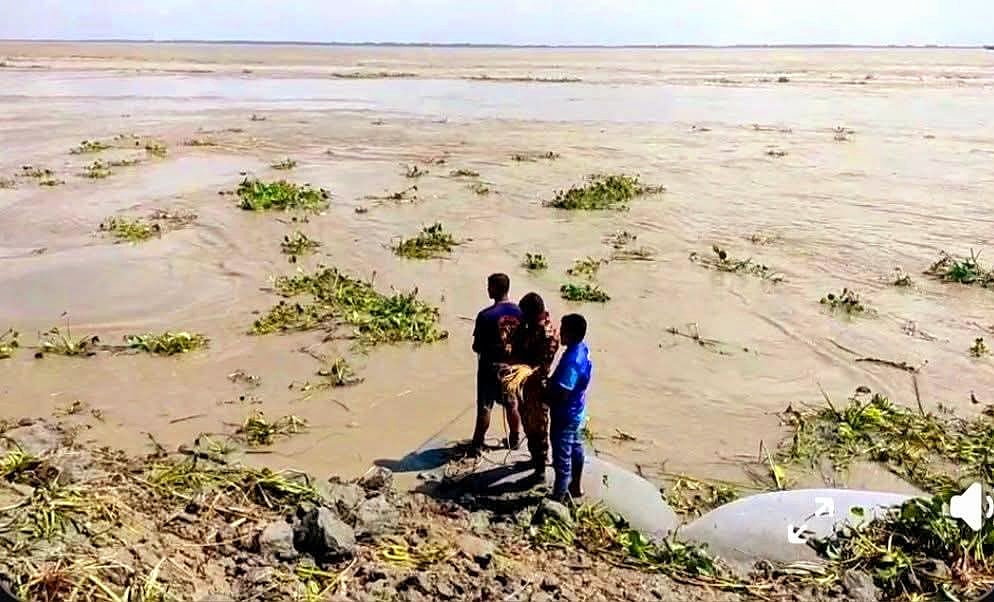 ভোলায় বন্ধুদের সঙ্গে আড্ডা দিতে গিয়ে মেঘনা নদীর তীর ধসে বিজিবি সদস্যসহ দুই যুবকের সন্ধানে চলছে উদ্ধার অভিযান। আজ দুপুরে সদর উপজেলার ভোলারখাল মাছঘাটসংলগ্ন গরিবের দুবাই বালুরমাঠ এলাকায়