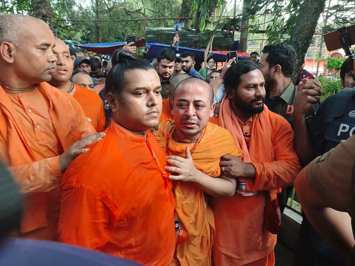 প্যারোলে মুক্তি পেয়ে মায়ের শেষকৃত্যে অংশ নিতে চট্টগ্রামের হাটহাজারীর মেখলে অবস্থিত পুণ্ডরীক ধামে যান চিন্ময় কৃষ্ণ দাস