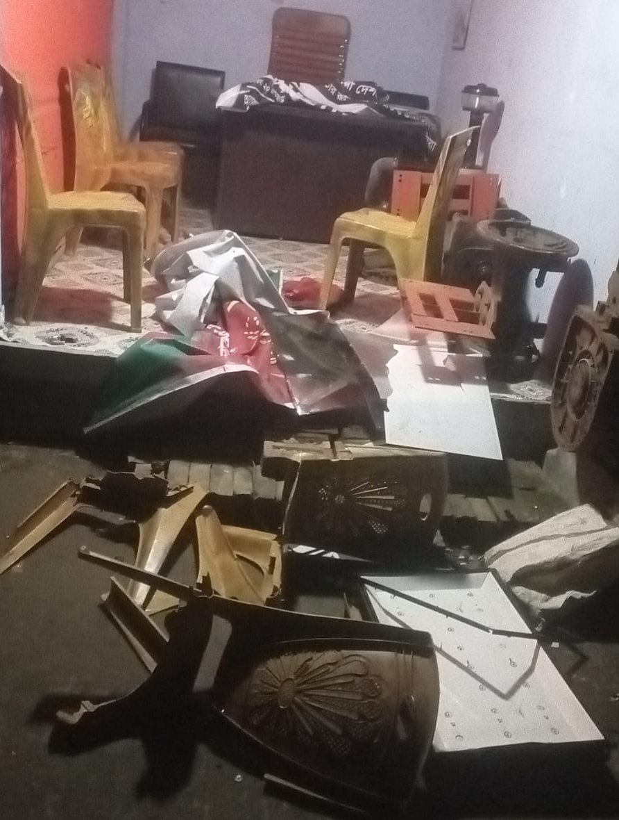 বিএনপির কার্যালয়ে ভাঙচুর করেছে দুর্বৃত্তরা। গতকাল বুধবার দিবাগত রাত সাড়ে তিনটার দিকে পিরোজপুরের মঠবাড়িয়া উপজেলার মিঠাখালী আলম বাজার এলাকায় বিএনপির কার্যালয়ে