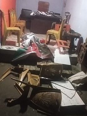 পিরোজপুরে গভীর রাতে বিএনপির কার্যালয়ে ভাঙচুর, দুটি ককটেল উদ্ধার