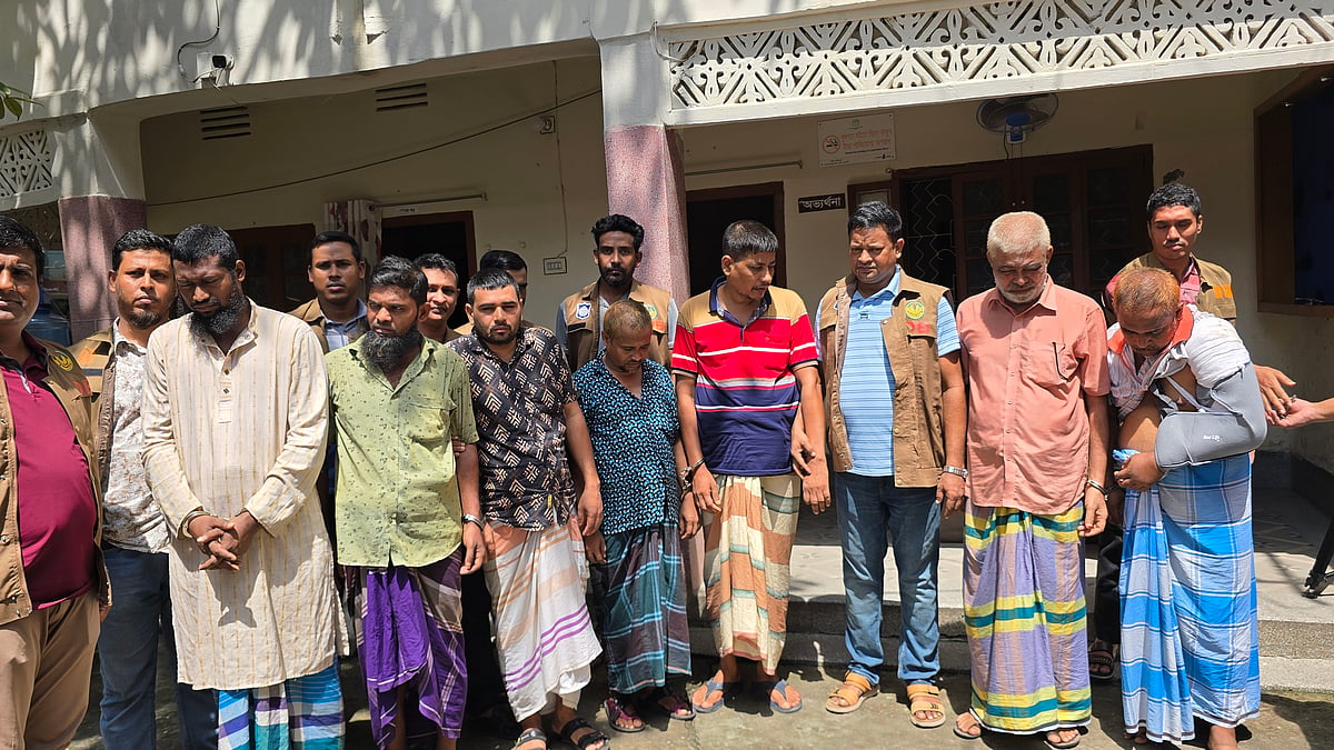 রাজশাহীতে সোনার দোকানে চুরির মামলায় গ্রেপ্তার সাতজন। আজ বৃহস্পতিবার সকালে রাজশাহী মেট্রোপলিটন পুলিশের সদর দপ্তরে