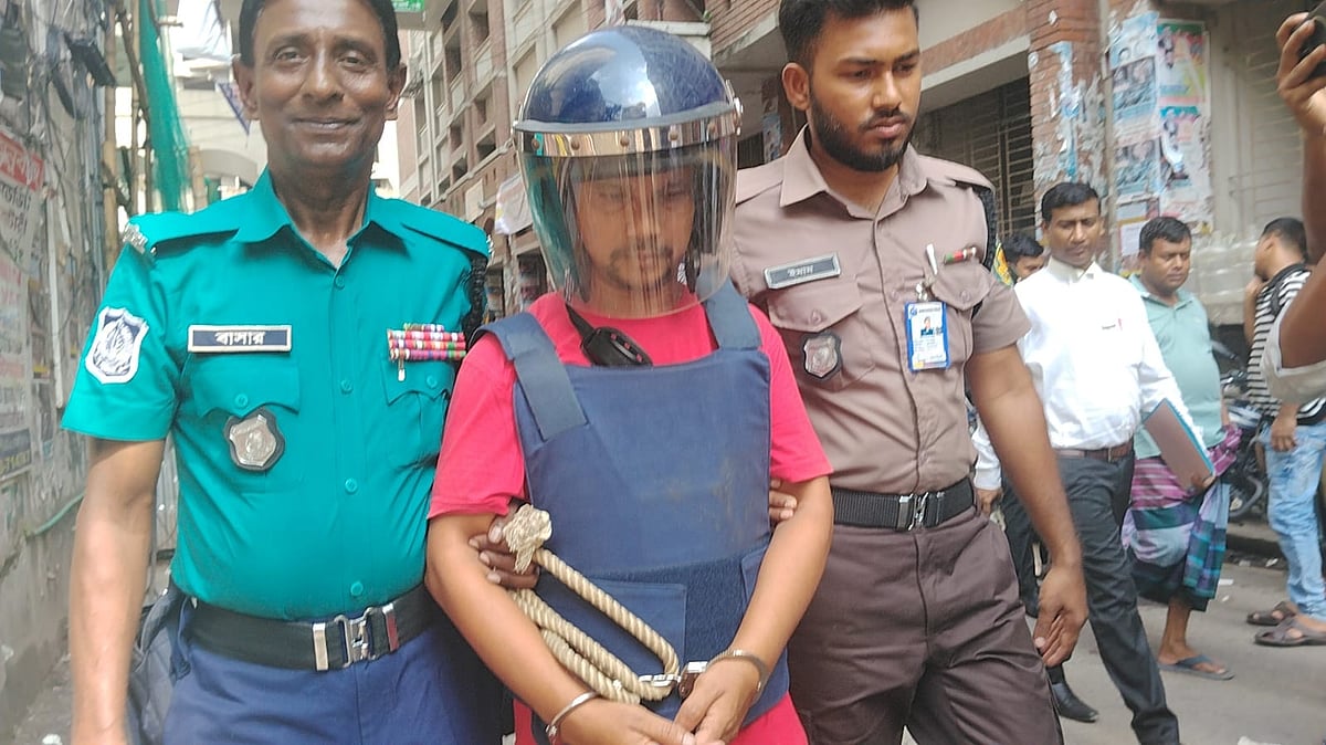 শুনানি শেষে নিয়ে যাওয়া হচ্ছে হরিদাস চন্দ্রকে। ১০ সেপ্টেম্বর