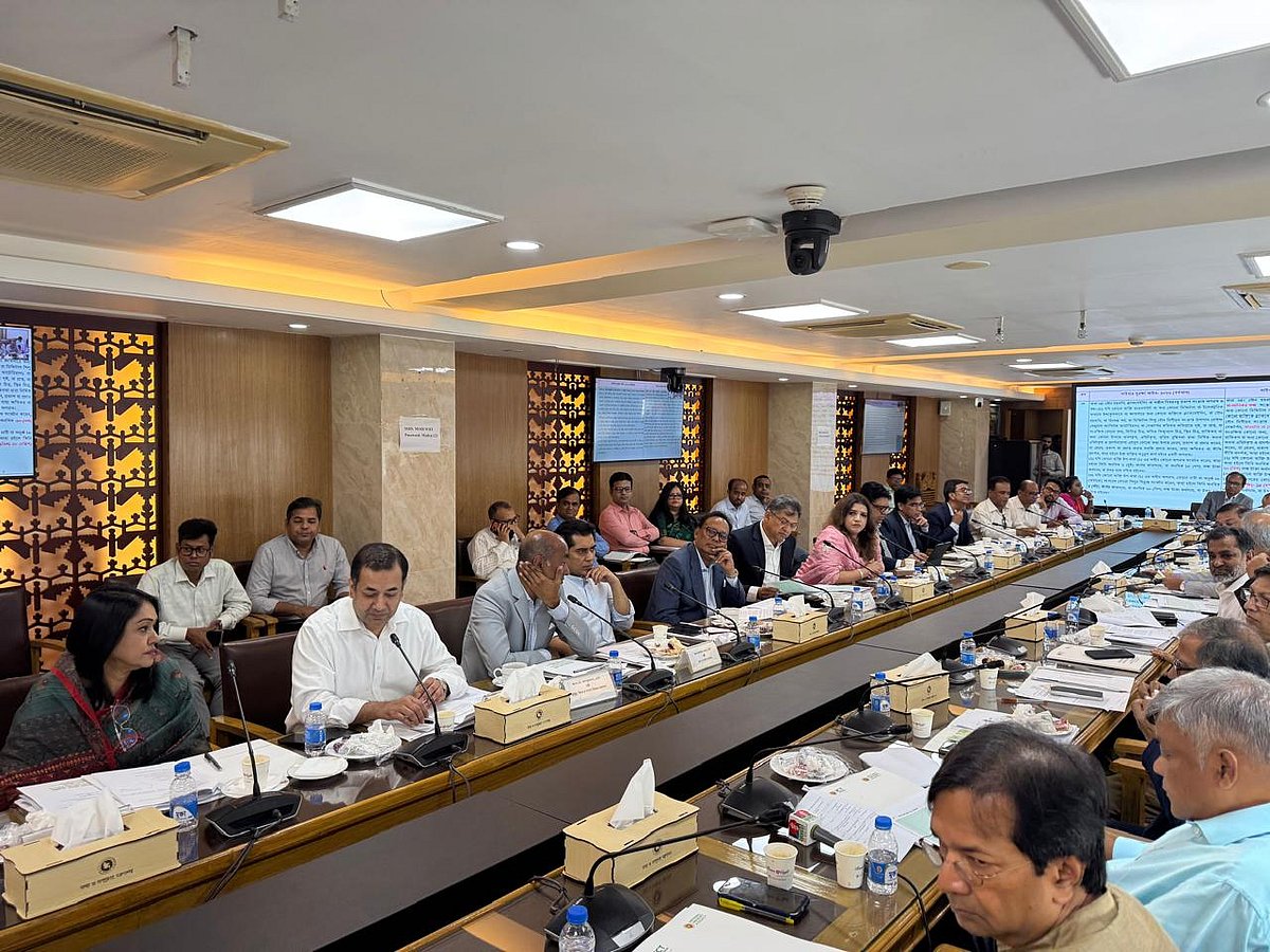 সাইবার সুরক্ষা আইনের সংশোধনী নিয়ে প্রিন্ট ও ইলেকট্রনিক মিডিয়ার অংশীজনদের সঙ্গে সরকারের পরামর্শ সভায় মন্ত্রী-প্রতিমন্ত্রী ও সাংবাদিকেরা। আজ বৃহস্পতিবার সচিবালয়ে