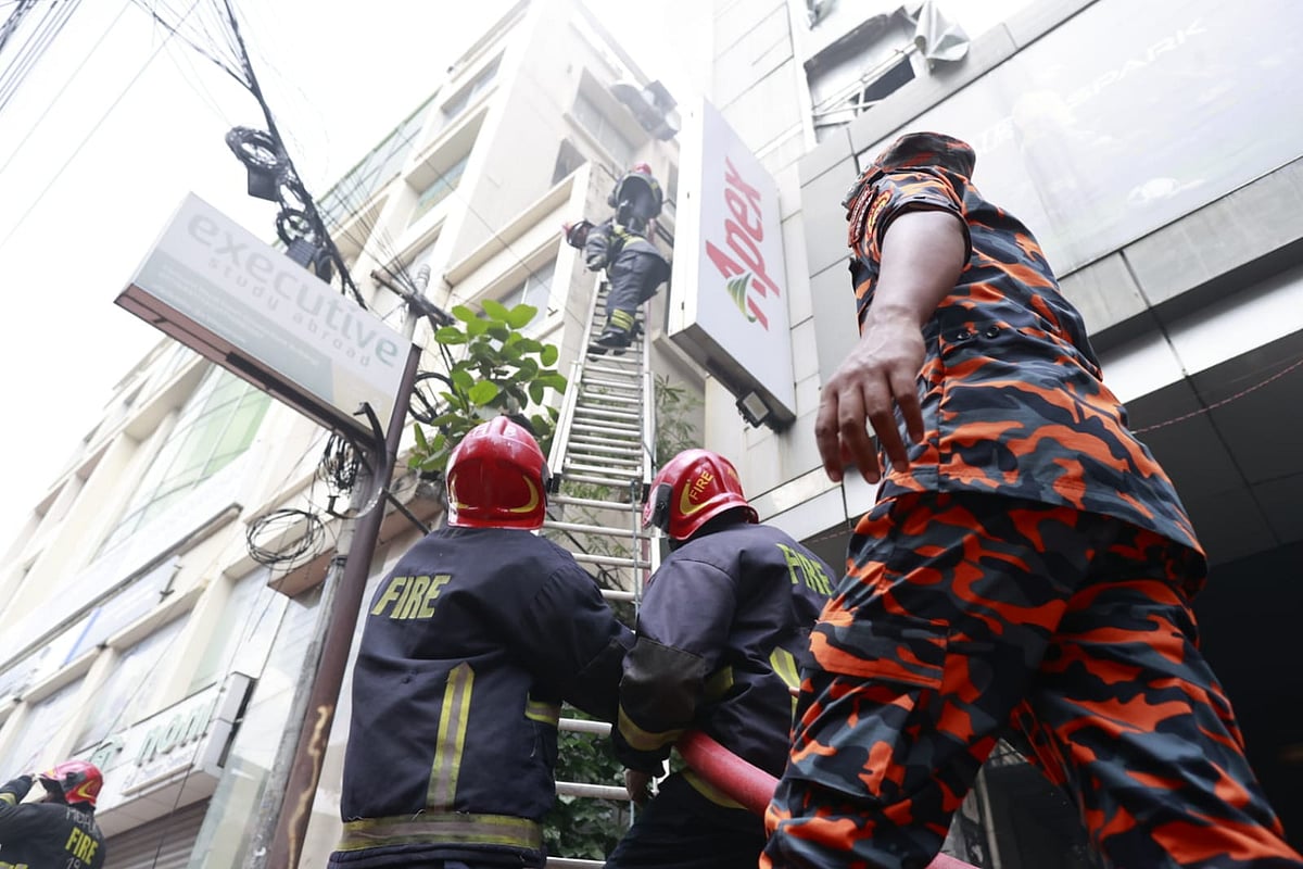 ফায়ার সার্ভিসের সদস্যরা দুই ঘণ্টার চেষ্টায় আগুন নিয়ন্ত্রণে আনেন। ধানমন্ডি ২৭ নম্বর, ঢাকা। ১০ সেপ্টেম্বর ২০২৬