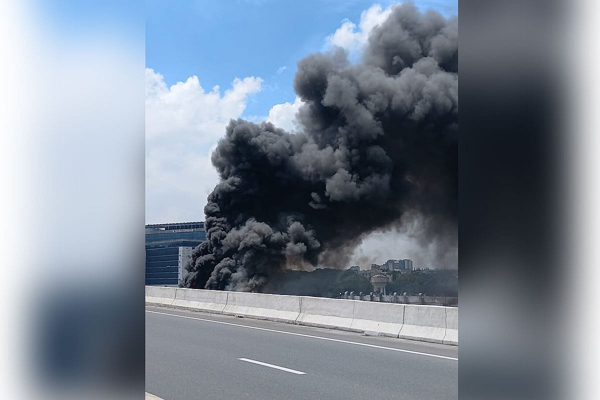 মহাখালীর এই আগুনে প্রচুর ধোঁয়া তৈরি হয়েছিল