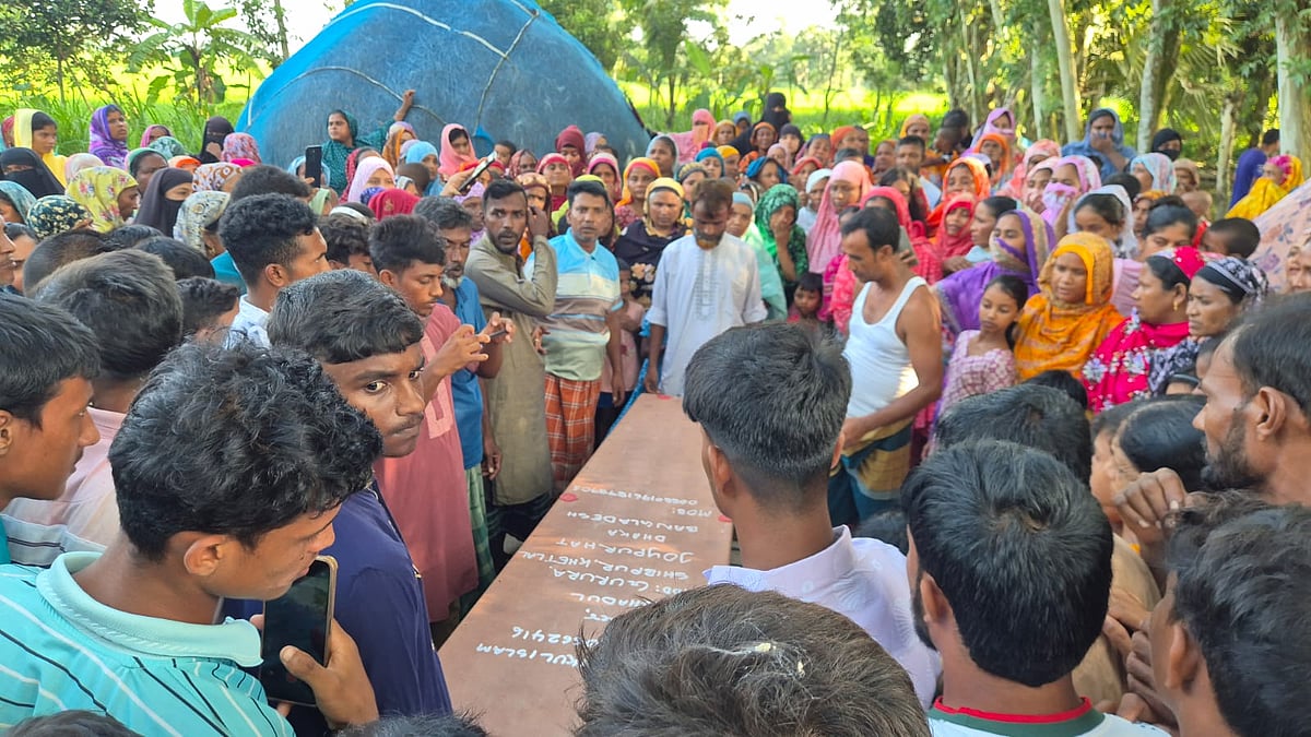 বিকেলে তরিকুলের মরদেহ গ্রামের বাড়িতে আসার পর ভিড় করেন আত্মীয়স্বজন ও প্রতিবেশীরা। ক্ষেতলাল, জয়পুরহাট; ১২ সেপ্টেম্বর ২০২৬