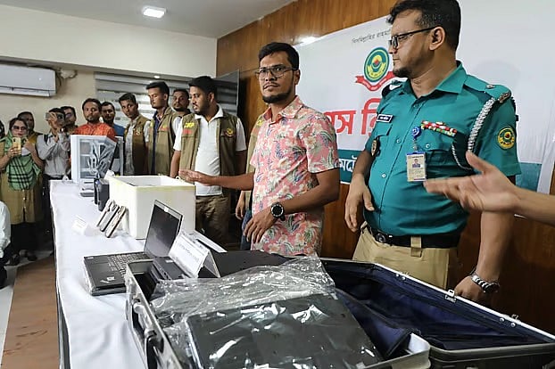 চট্টগ্রাম নগরের খুলশী এলাকার একটি আট তলার ভবন থেকে উদ্ধার বিভিন্ন ডিভাইস। গতকাল বিকেল ৪টায় সিএমপি কার্যালয়ে