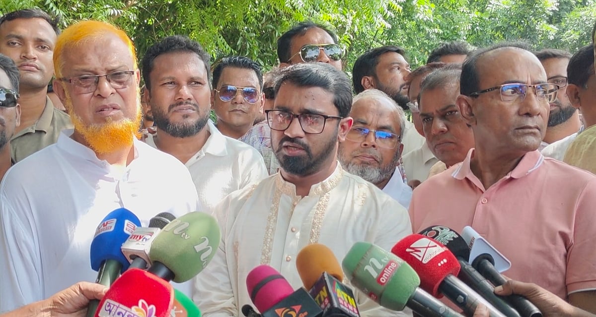 রায়ডাঙা গ্রামে বাংলাদেশ প্রকৌশল বিশ্ববিদ্যালয়ের (বুয়েট) শিক্ষার্থী আবরার ফাহাদের কবর জিয়ারত শেষে সাংবাদিকদের সঙ্গে কথা বলেন প্রধানমন্ত্রীর রাজনৈতিক সহকারী রাশেদ খাঁন। কুমারখালী, কুষ্টিয়া; ১২ সেপ্টেম্বর ২০২৬