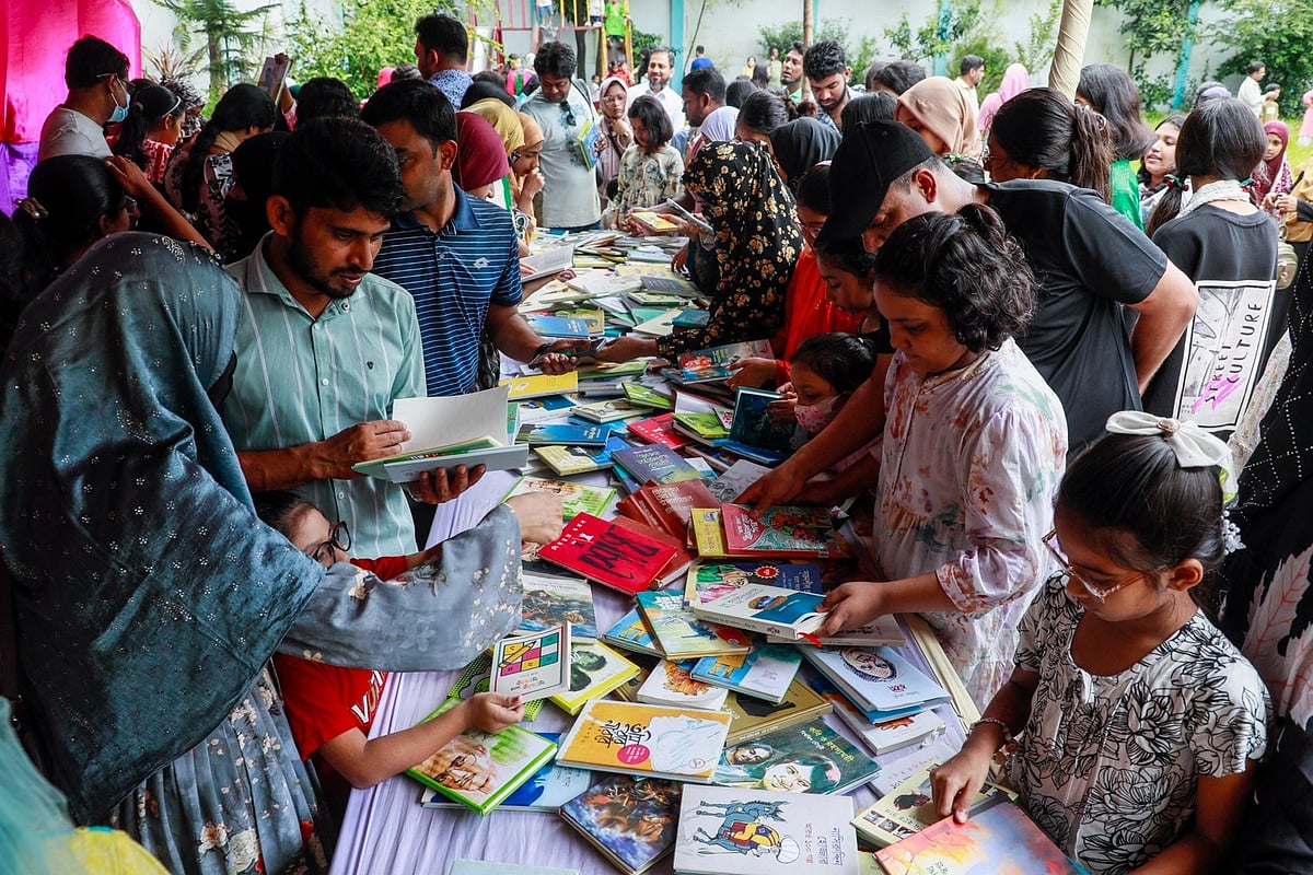প্রকাশনা প্রতিষ্ঠান প্রথমা ও সিলভার বেলস কিন্ডারগার্টেন অ্যান্ড গার্লস হাইস্কুলের উদ্যোগে অনুষ্ঠিত বই উৎসবে পাঠকদের ভিড়। আজ বেলা একটায় চট্টগ্রাম নগরের আগ্রাবাদ এলাকায় অবস্থিত সিলভার বেলস কিন্ডারগার্টেন অ্যান্ড গার্লস হাইস্কুলে