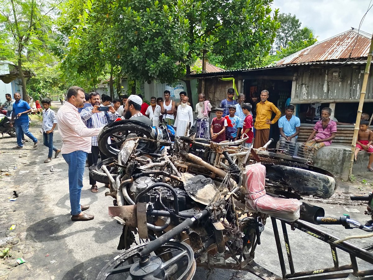 পুড়িয়ে দেওয়া মোটরসাইকেল ভ্যানে করে সরিয়ে নেওয়া হচ্ছে। কুমারখালী, কুষ্টিয়া; ১২ সেপ্টেম্বর ২০২৬