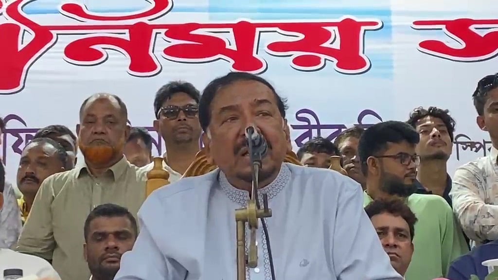 ভোলার লালমোহনে নাগরিক সমাজের মতবিনিময় সভায় প্রধান অতিথি হিসেবে বক্তব্য দিচ্ছেন জাতীয় সংসদের স্পিকার মেজর (অব.) হাফিজ উদ্দিন আহমেদ। শনিবার দুপুরে উপজেলা অডিটোরিয়ামে