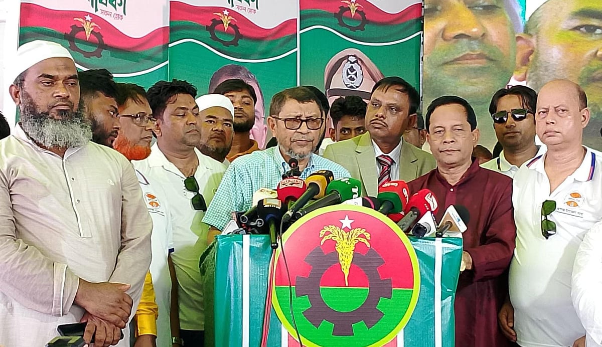 বিএনপির প্রতিষ্ঠাবার্ষিকী উপলক্ষে আয়োজিত ফ্রি মেডিক্যাল ক্যাম্প কর্মসূচিতে বক্তব্য দেন স্বাস্থ্যমন্ত্রী সরদার মো. সাখাওয়াত হোসেন। রূপগঞ্জ, নারায়ণগঞ্জ; ১২ সেপ্টেম্বর ২০২৬