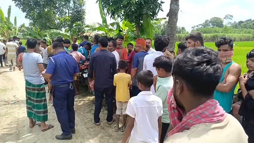 লাশ উদ্ধারের সময় স্থানীয় লোকজনের ভিড়। মধুখালী, ফরিদপুর; ১২ সেপ্টেম্বর ২০২৬