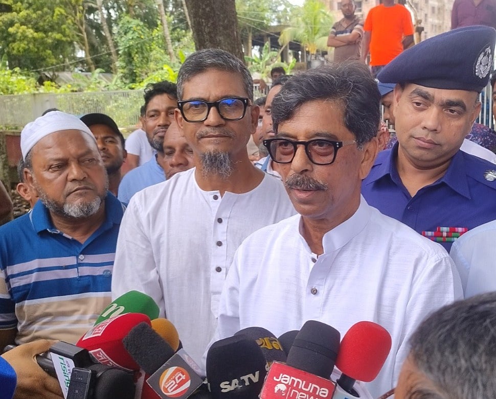 সাংবাদিকদের সঙ্গে কথা বলছেন মৎস্য ও প্রাণিসম্পদ, খাদ্য ও কৃষিমন্ত্রী মোহাম্মদ আমিন উর রশীদ। আজ দুপুরে ফেনীর ফুলগাজী সরকারি পাইলট উচ্চবিদ্যালয় মাঠে